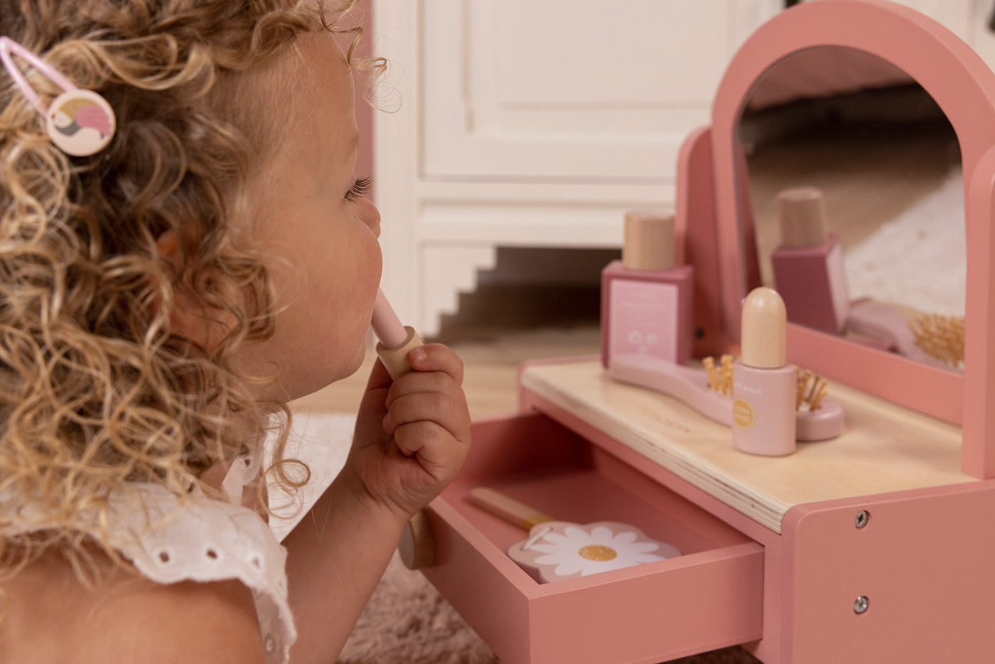 Doll top makeup table