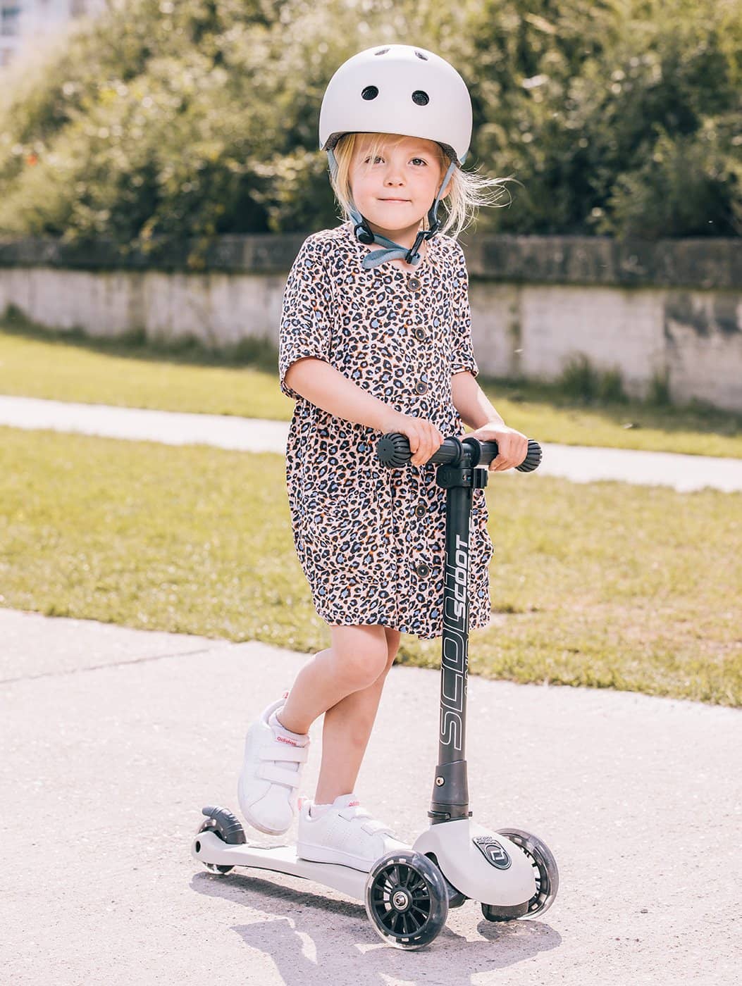 Scoot and Ride Scooter - Highwaykick 3 LED in Ash - All Mamas Children